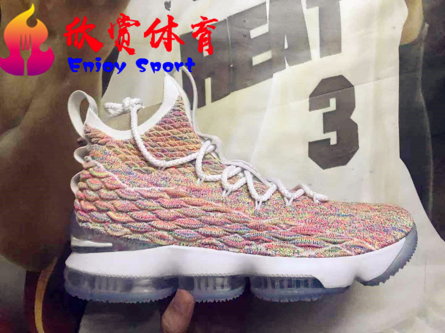Nike Lebron 15 LBJ15 詹姆斯15代白彩虹篮球鞋 男子897648-900