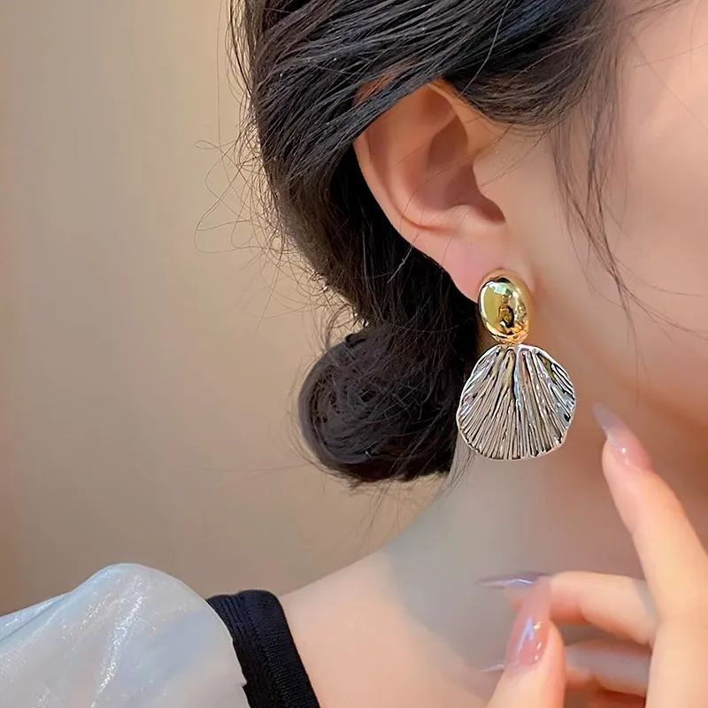 法式小香风双色扇形耳钉图片