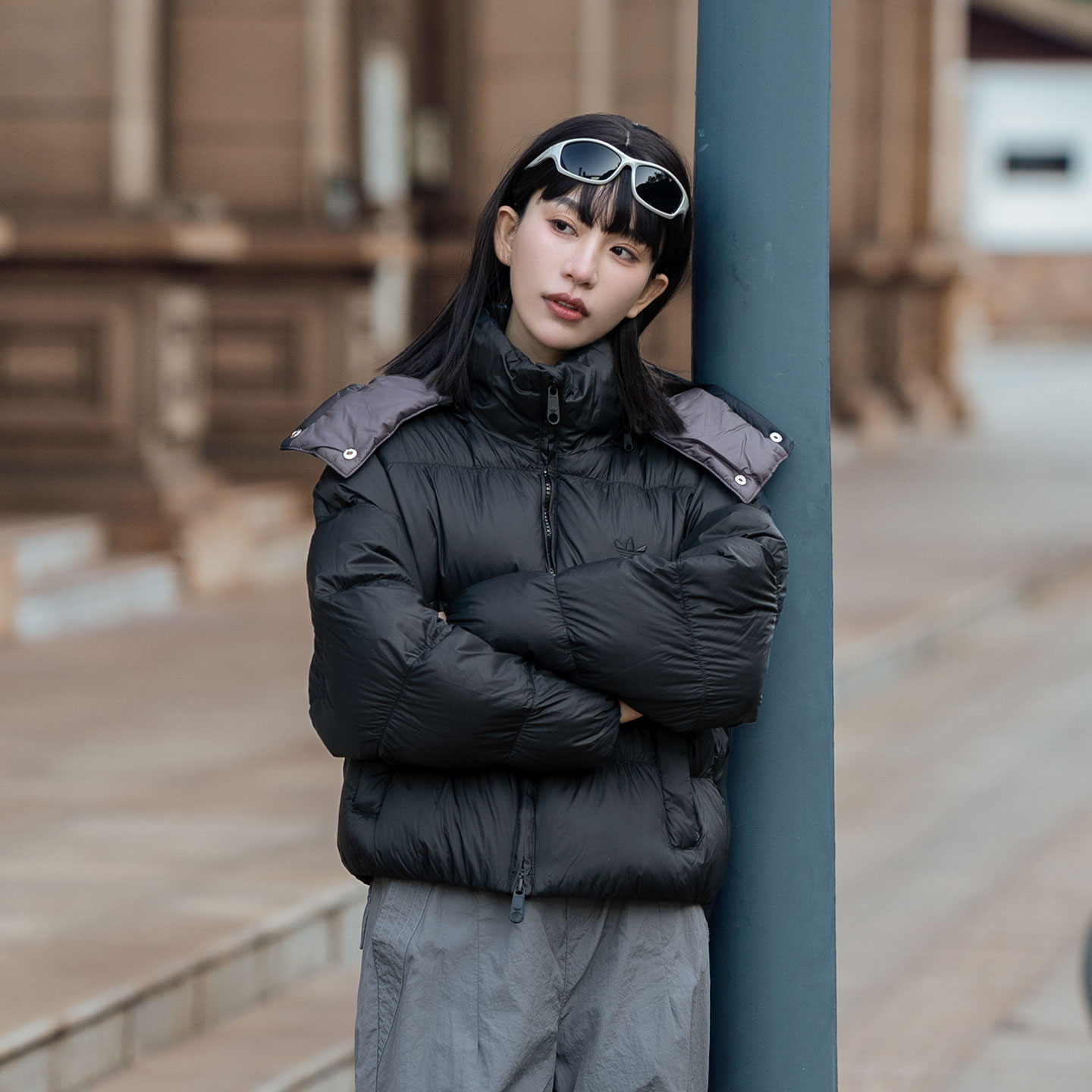 阿迪达斯短款羽绒服女装2025冬季新款运动服时尚保暖面包服KG4905