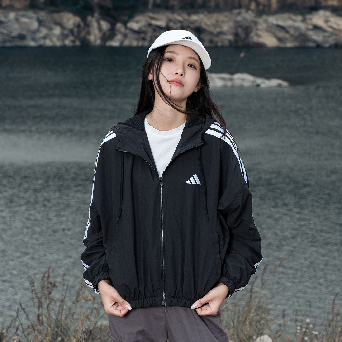 Adidas阿迪达斯外套女装秋季新款防风服运动休闲上衣三条纹夹克黑