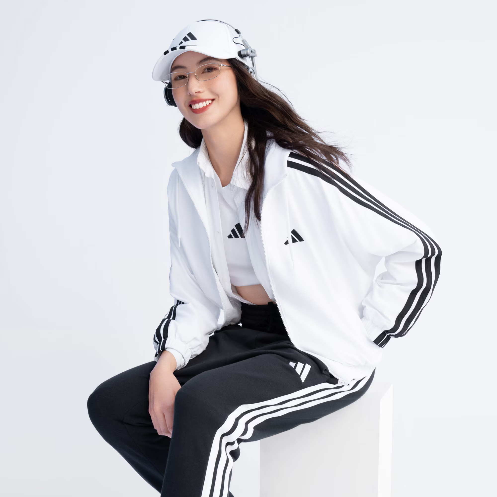 阿迪达斯女秋季新款防风运动外套