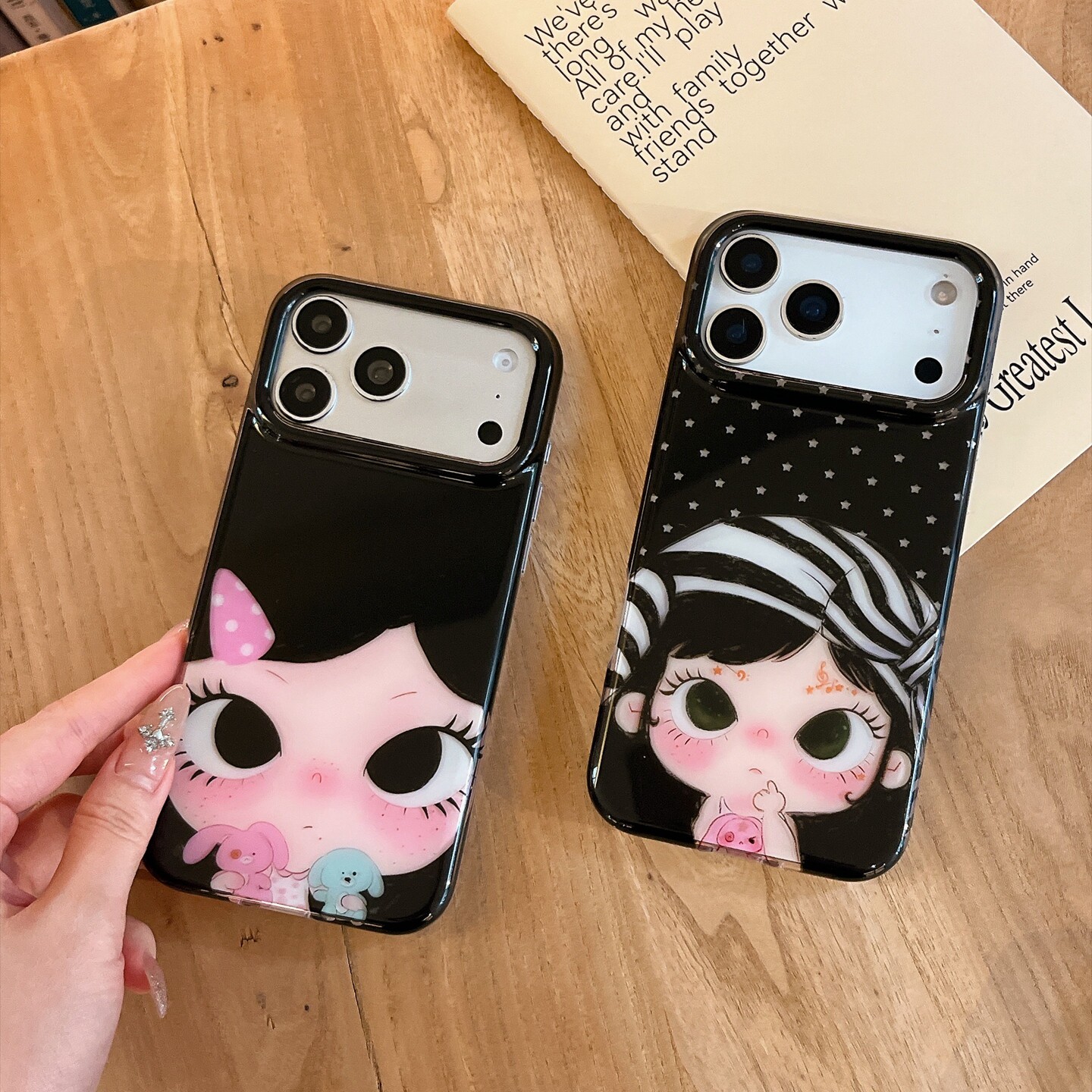 简约时尚小玉卡通人物适用苹果iPhone18promax手机壳黑白撞色插肩设计可爱少女心17promax保护套16/15创意女