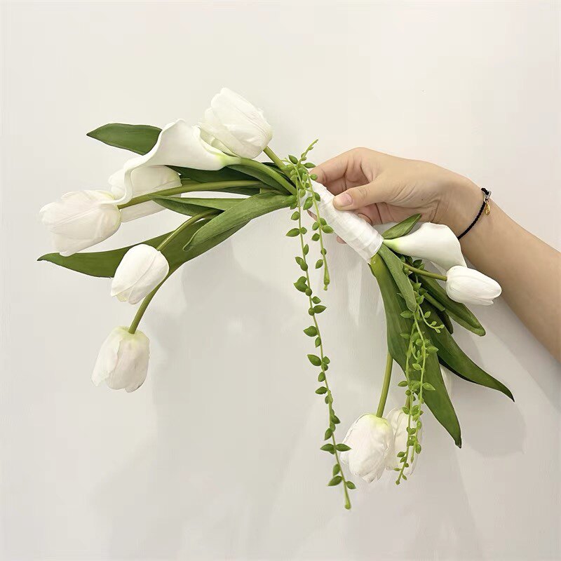 新娘手捧仿真花弯月形花束马蹄莲郁金香摄影道具婚庆领证跟拍花束