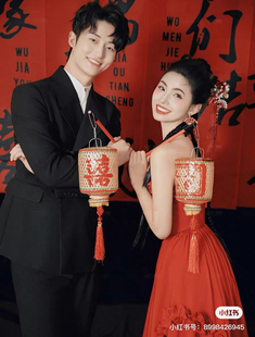 新中式红色油纸灯笼手拿婚纱照摄影道具对联结婚晨拍新娘背景挂布