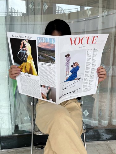 新款街拍欧美报纸婚纱摄影旅拍人物手拿潮流英文杂志创意写真道具