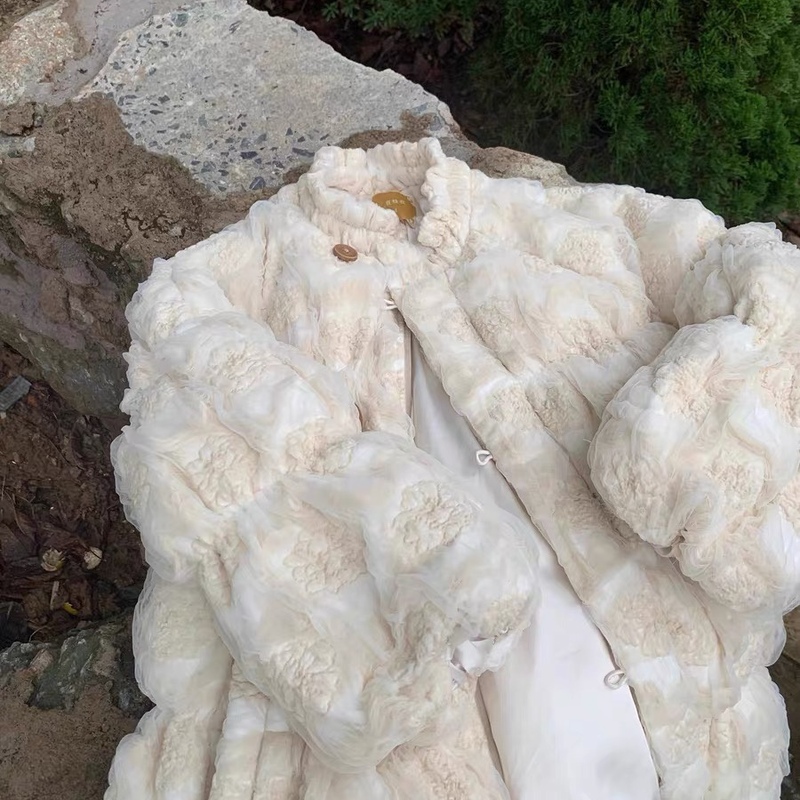 「云泥」刺绣重工设计米色泡芙显瘦中长款白鸭绒羽绒服