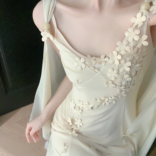 《弗蕾尔》法式小花朵装饰V领优雅弹力修身连衣裙