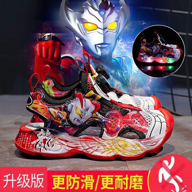 超轻赛罗男童包头凉鞋2026夏季新款儿童小男孩发光软底防滑沙滩鞋