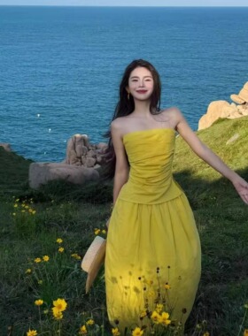设计感多巴胺绝美度假风明媚黄色显白褶皱抹胸花苞开叉半身裙套装