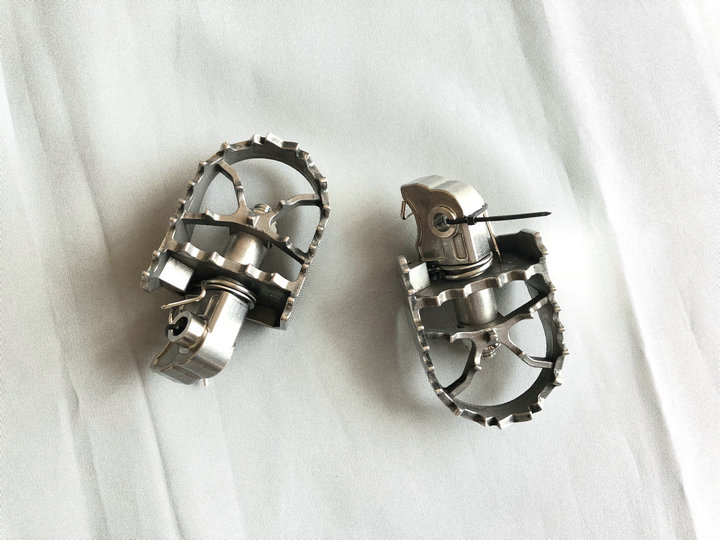 宝马脚踏脚蹬加大防滑