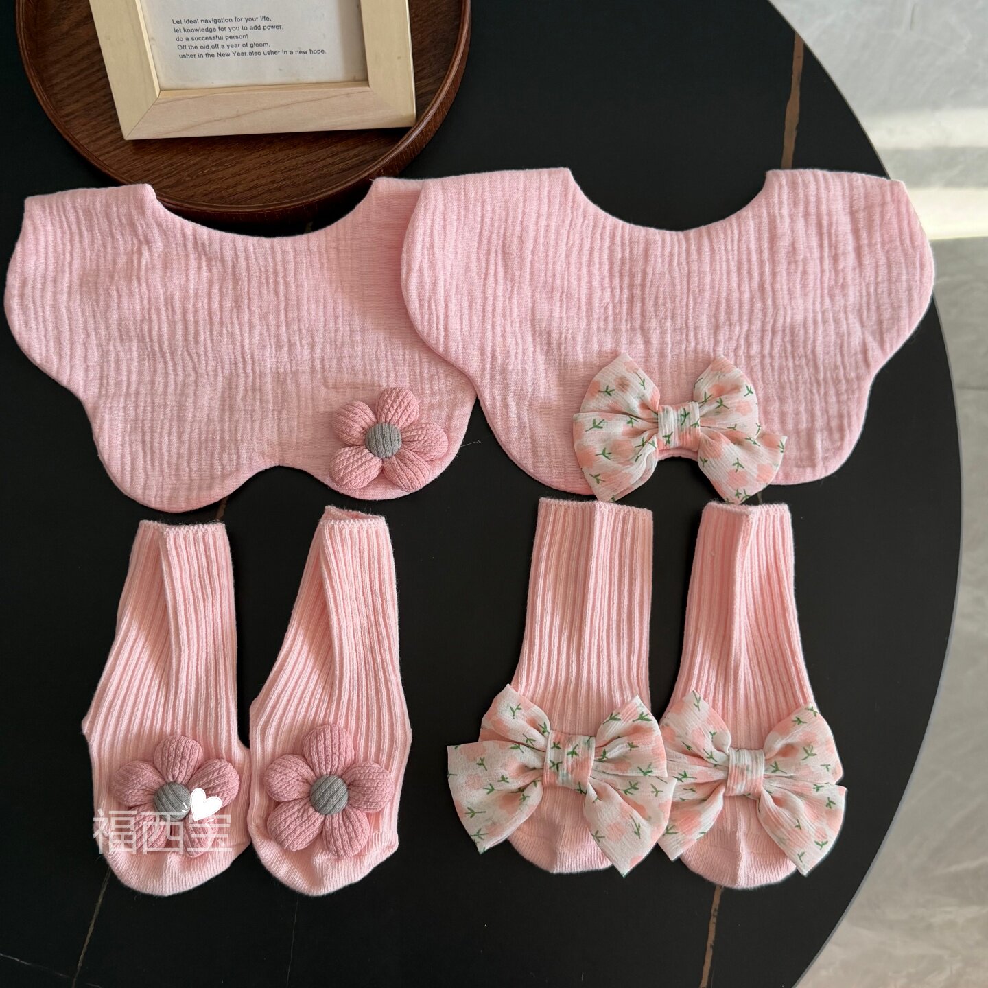 甜美风女宝宝粉色花朵围兜袜子套装新生儿蝴蝶结口水巾婴儿中筒袜