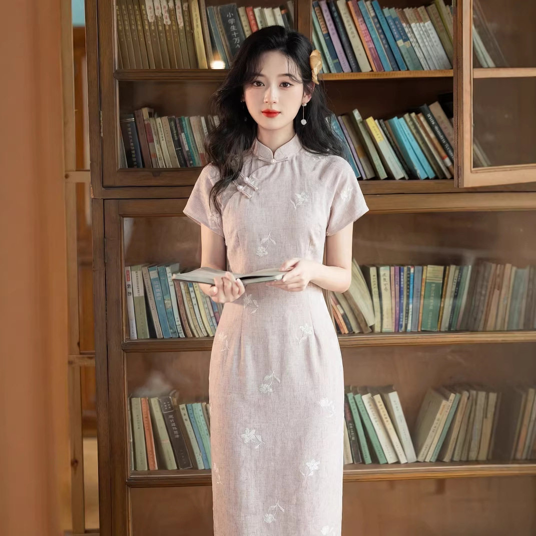 2026夏新款粉色旗袍改良年轻款百合花压花小个子棉麻连衣裙礼服女