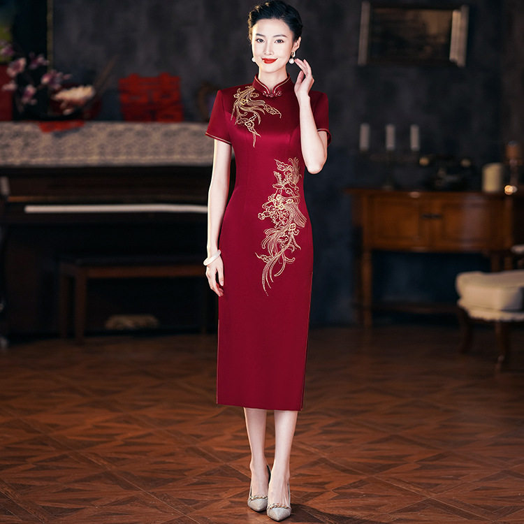 年轻喜婆婆婚宴装旗袍2026新款醋酸缎刺绣婚礼妈妈礼服洋气连衣裙