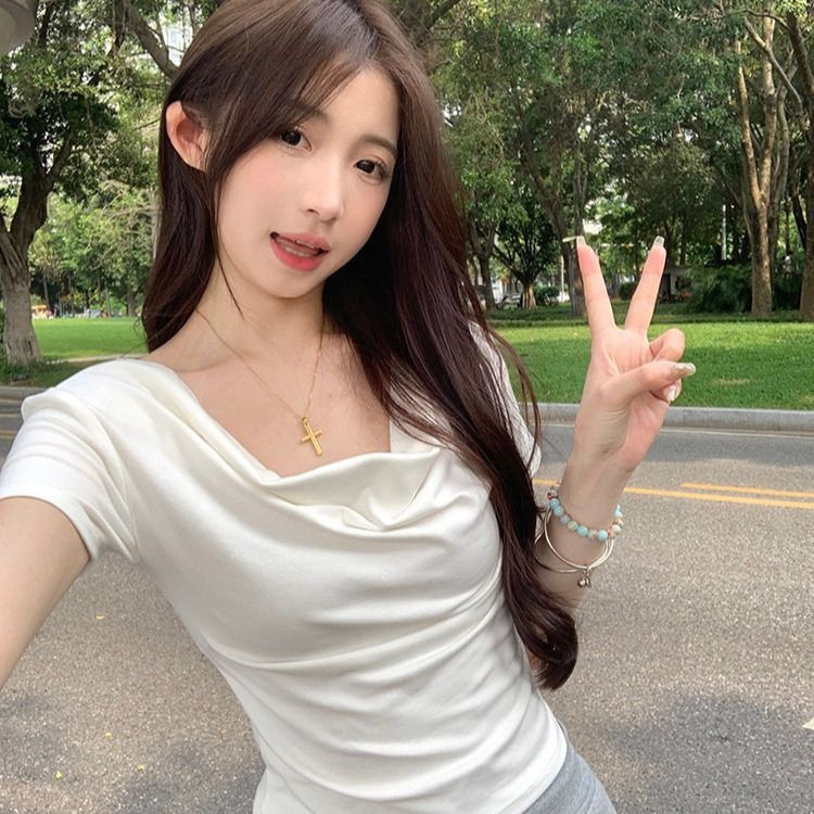 韩式网红白色设计感荡领短袖T恤女 2026夏季新款掐腰一字肩上衣潮