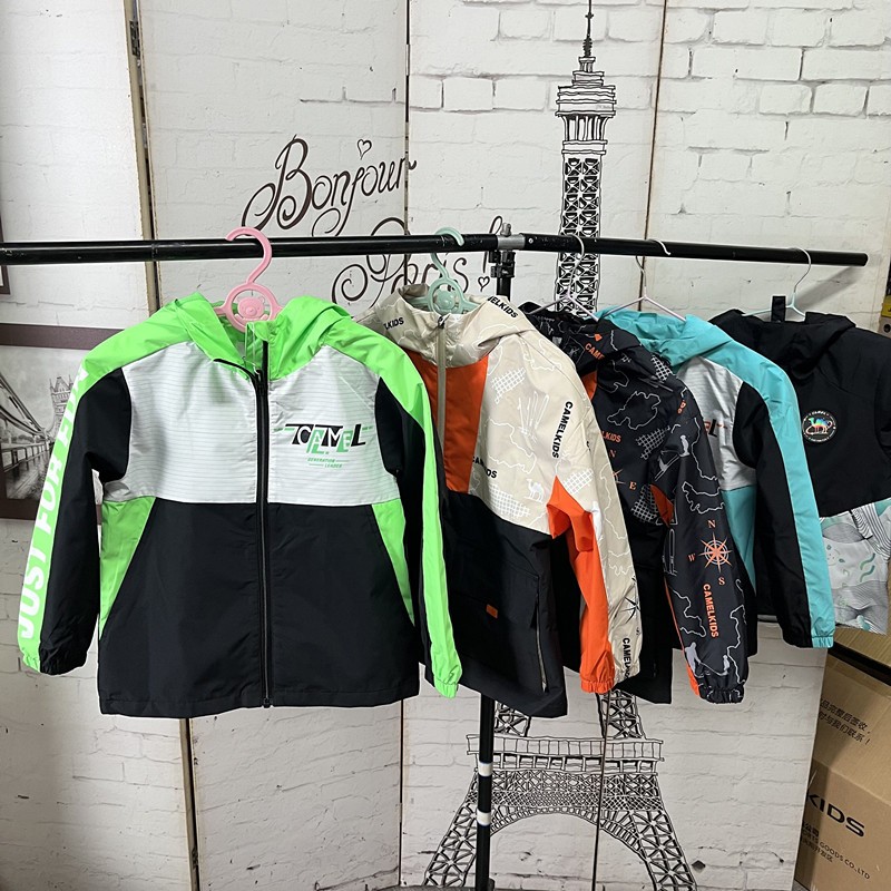 撤柜儿童风衣夹克春季新款防泼水连帽男女童薄款单层冲锋衣外套