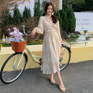2025春季新款法式碎花V领洋气连衣裙女气质长裙别致超好看连衣裙图片