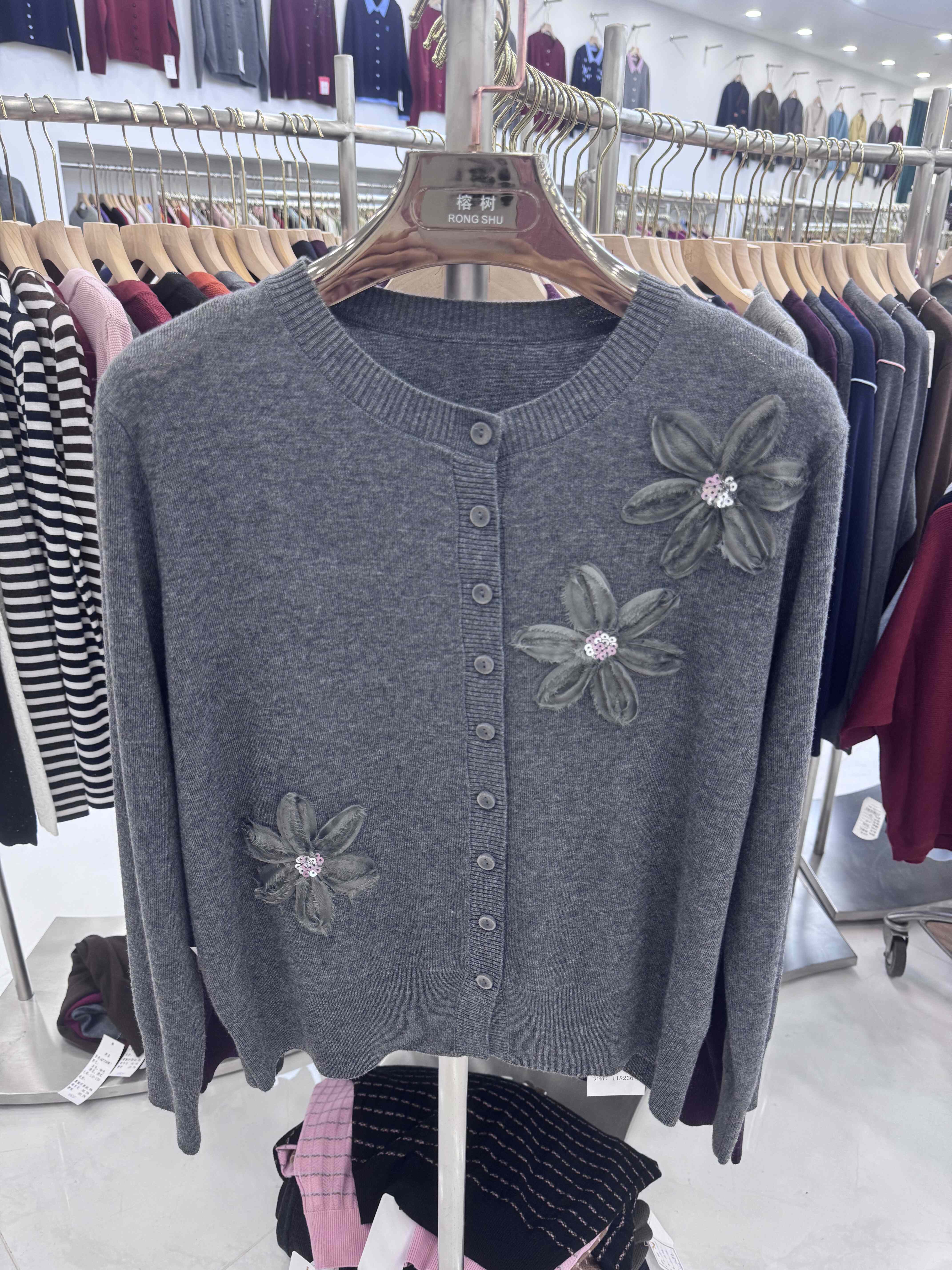 立体花朵上衣春秋外搭短款针织开衫漂亮减龄洋气大码毛衣外套女士