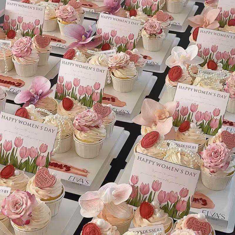 38女神节快乐郁金香蛋糕卡片