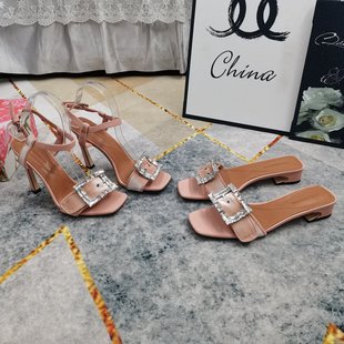 气质 2025欧美新款 时尚 性感水钻方扣一字带露趾粗跟凉鞋 女夏季