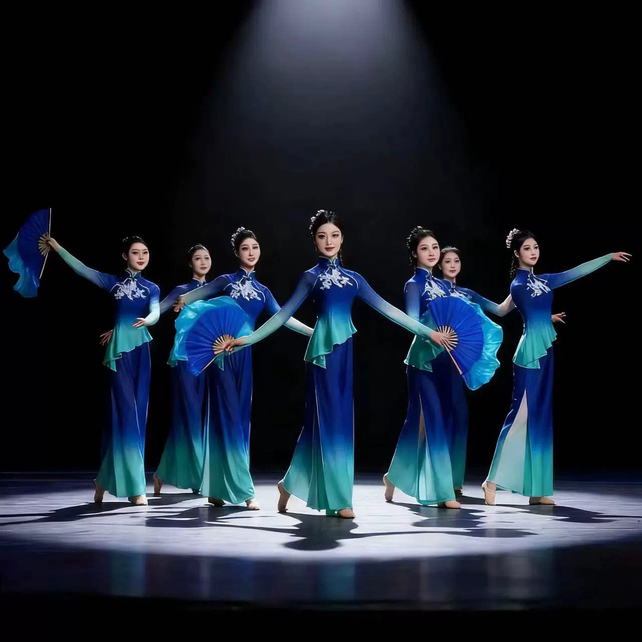 古典舞演出服女飘逸2026新款民族扇子伞舞蹈服装广场舞秧歌服套装