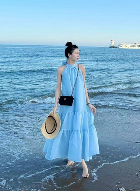 2025新款法式挂脖吊带蓝色连衣裙夏季设计感小个子海边度假中长裙