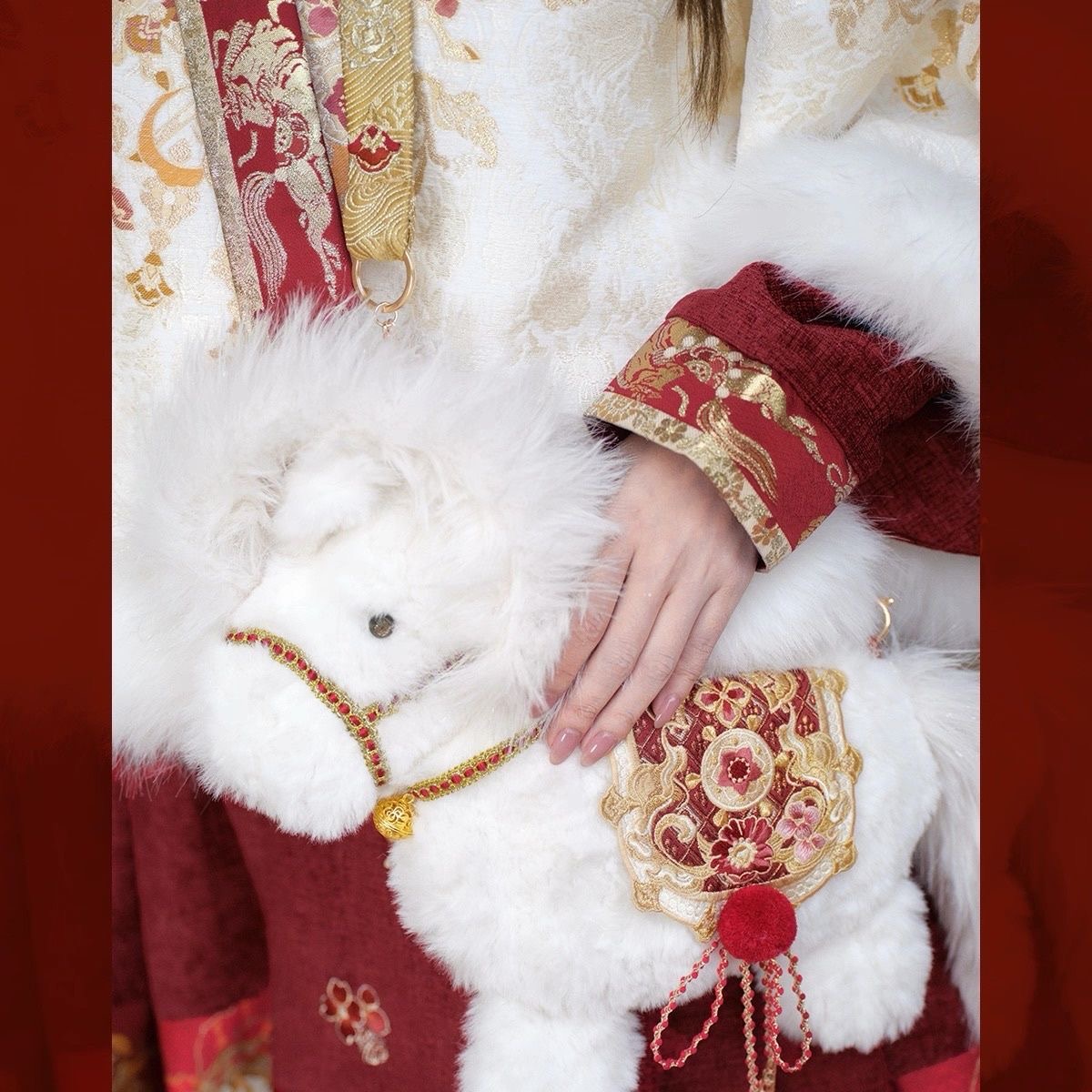 十三余小豆蔻儿[白马嘉岁]2025新款马年毛绒刺绣可爱小马斜挎包女