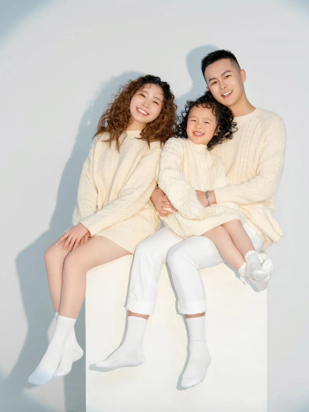 북유럽 스타일의 심플한 단색 가족 초상화 6 명 4 명의 부모와 자녀 사진 스튜디오 사진 의류 다큐멘터리 스타일 니트 양복