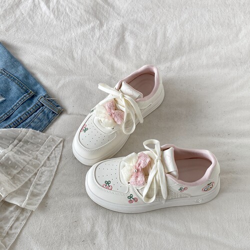 甜美粉色蝴蝶结板鞋配裙子小白鞋