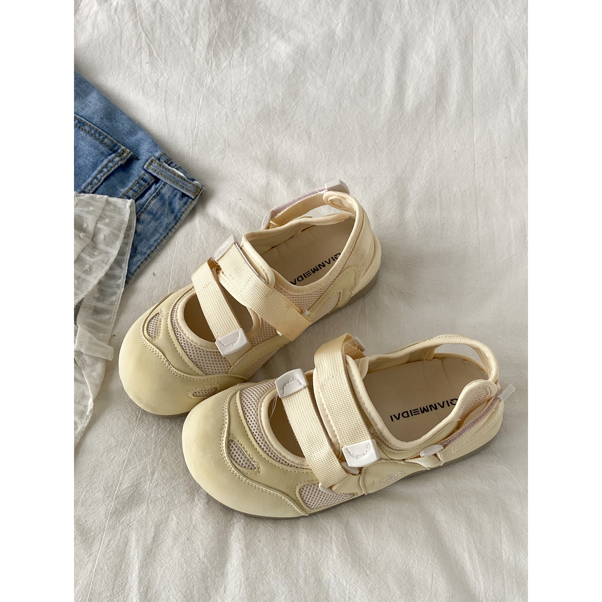 黄色运动镂空包头凉鞋配裙子单鞋