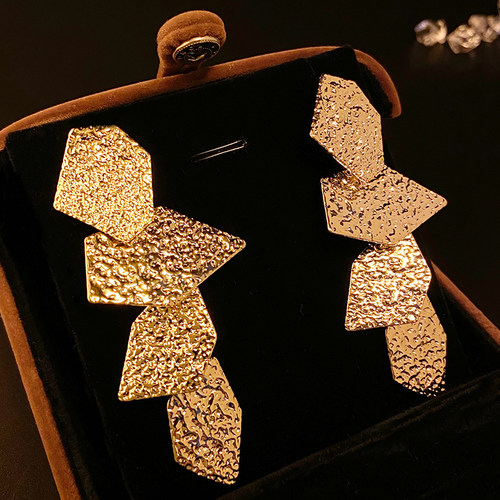 玲秀夸张镀金女银针叶片耳环