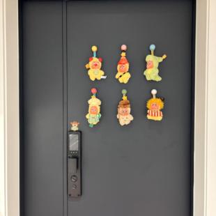 多巴胺磁吸挂钩强磁陶瓷星星人收纳挂架入户门装饰黏鈎盲盒展示架