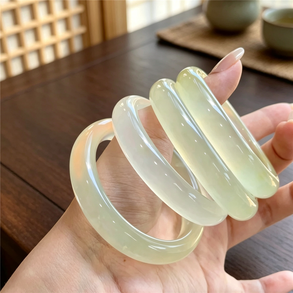 天然岫玉白冰手镯女款蜂蜜肉冰种通透正品岫岩晴水色圆条真玉镯子