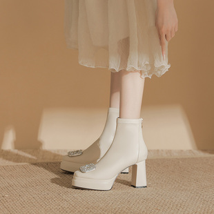 水钻方扣马丁靴女厚底粗高跟白色短靴防水台真皮短筒不累脚瘦瘦靴