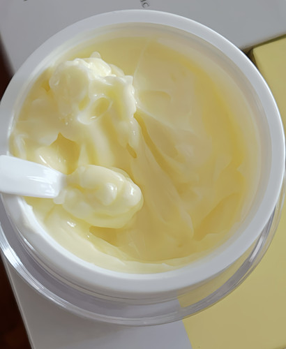 让粉底如磁铁一样吸在脸上！巨贴合！不卡粉 不脱妆 更持久自然！