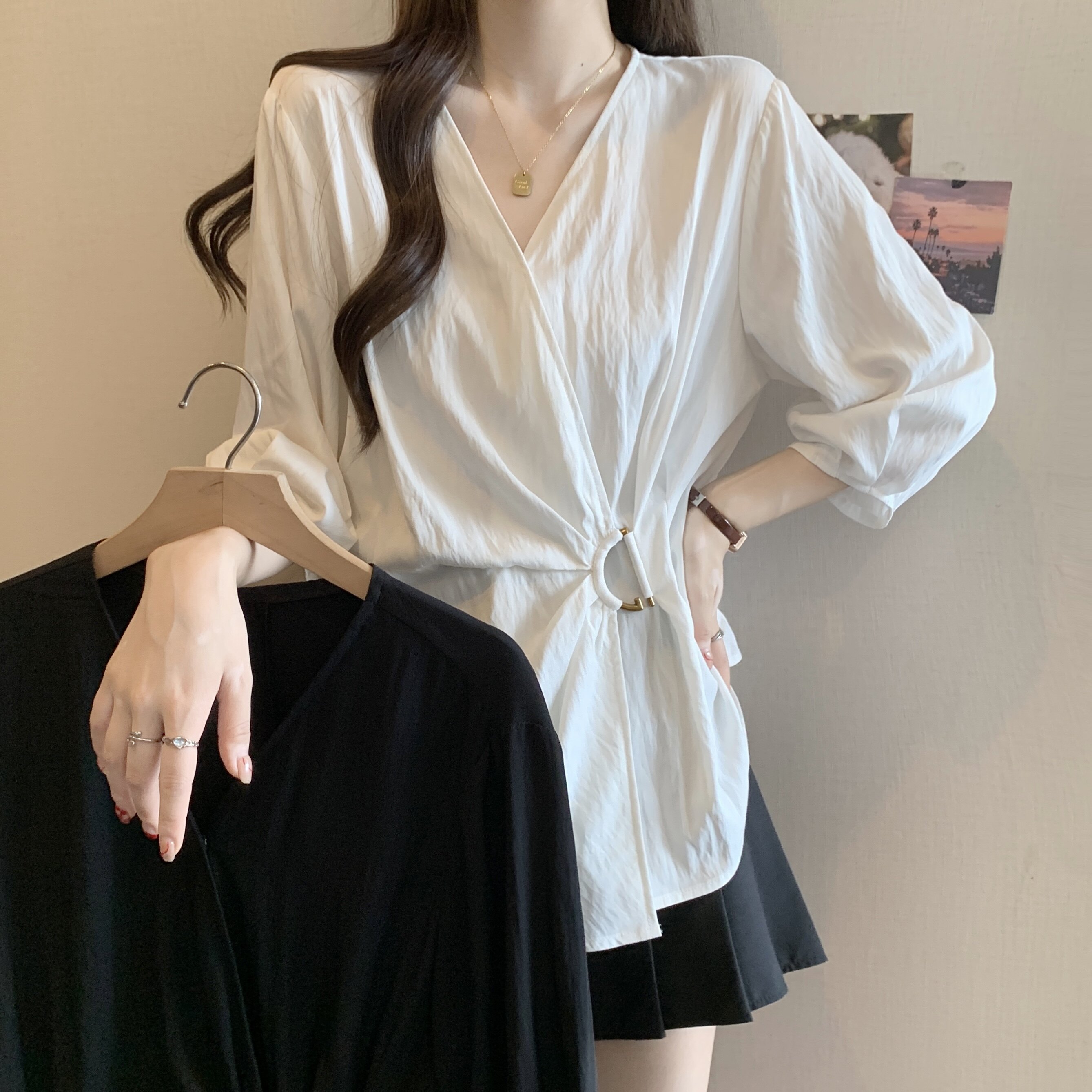 玖月大码春新款简约气质V领设计感褶皱衬衫胖mm收腰显瘦上衣