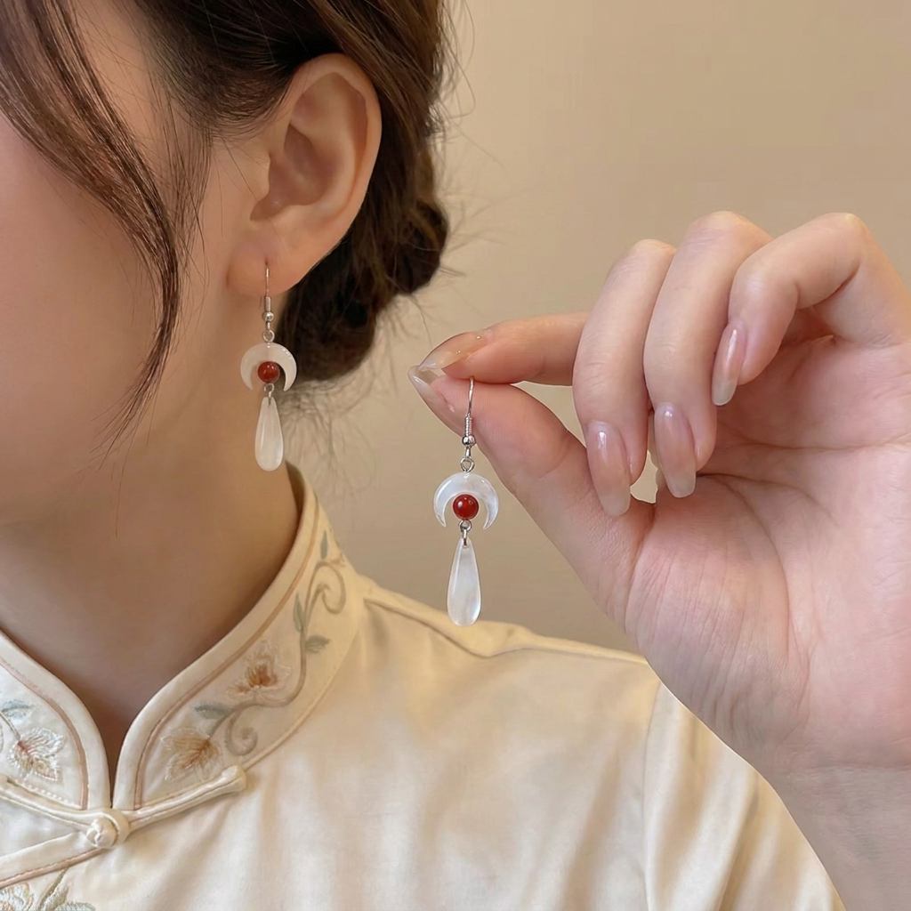 【月环玉滴】新中式复古耳环白贝月牙红珠耳钩古风汉服旗袍配饰女图片