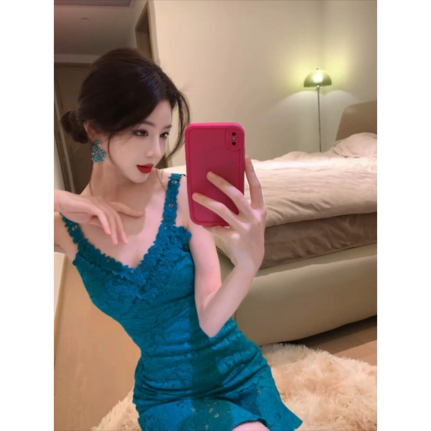 法式绿色v领蕾丝吊带连衣裙女装夏季小个子气质收腰修身包臀短裙