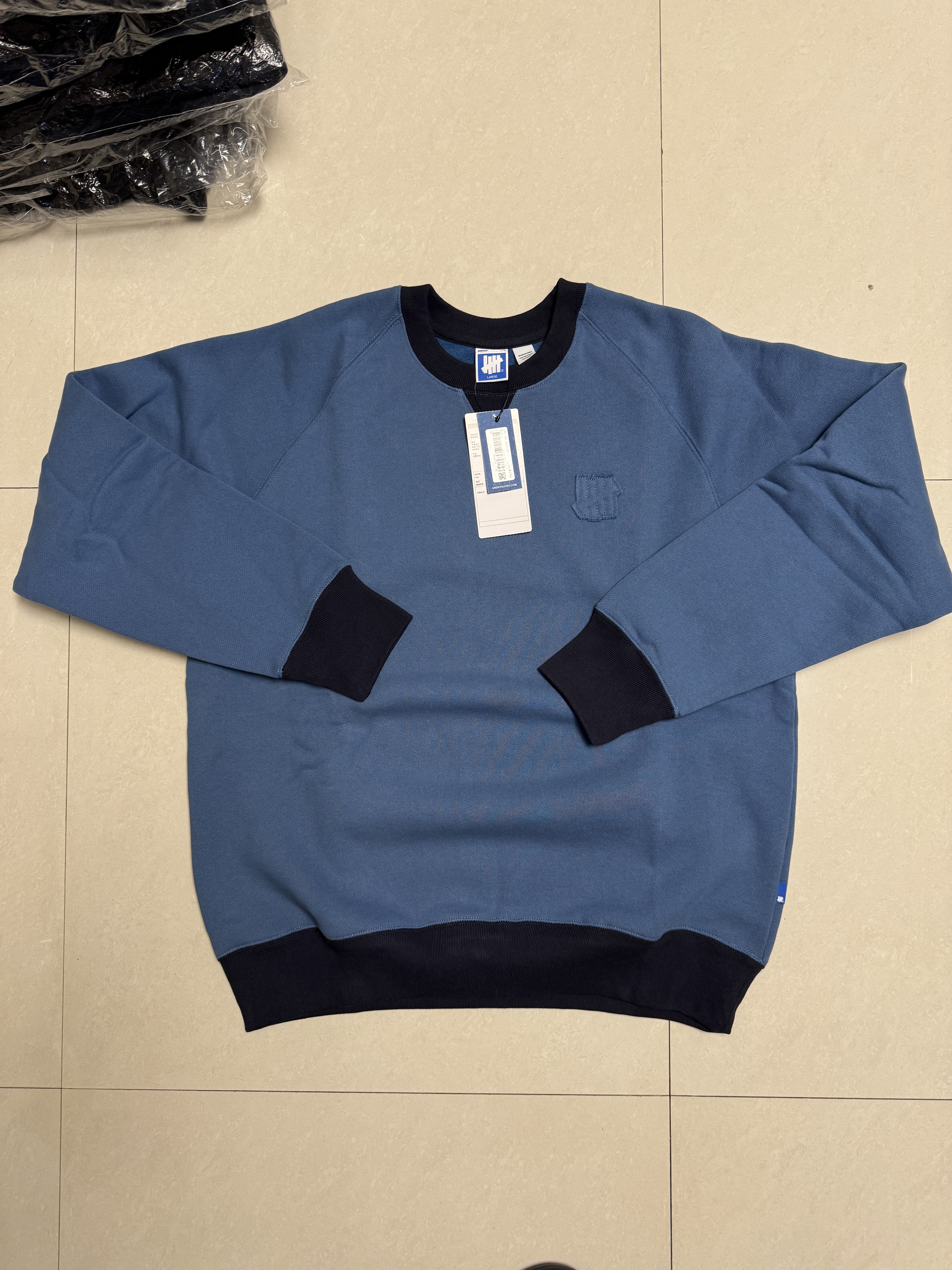 旭洋体育UNDEFEATED FW22 2025拼色宽松圆领加绒卫衣 男女同款