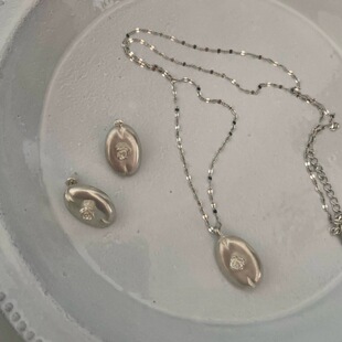 马吉拉玫瑰花小众设计立体银色玫瑰花吊坠项链耳钉精致百搭毛衣链