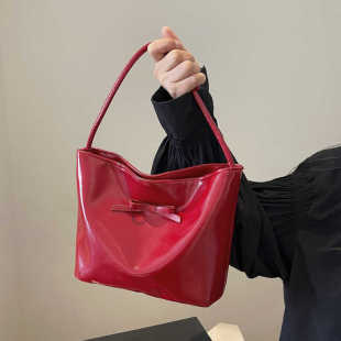 红色包包女2024新款 复古单肩腋下包高级感小众婚包结婚水桶包 夏季