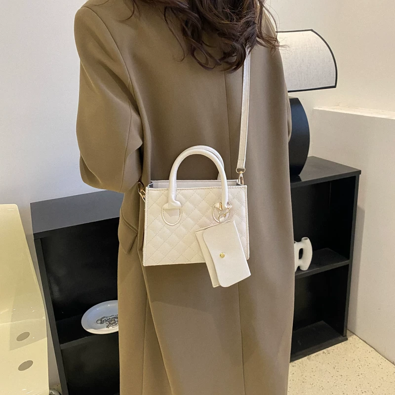 Small bag with diamond pattern, shoulder bag, one-shoulder bag, high-end, 2023 collection