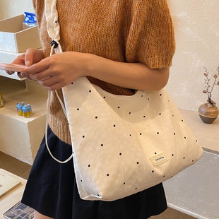 休闲风波点托特包女2026春季新款大容量褶皱单肩斜跨包轻便通勤包