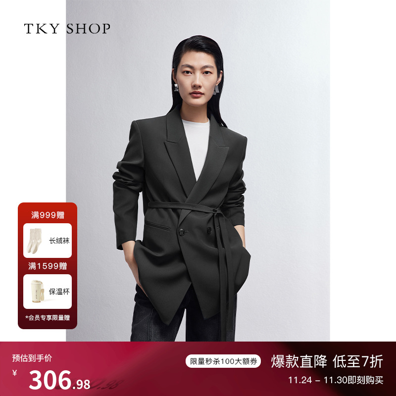 H型廓型搭配双排扣设计 上身时髦优雅