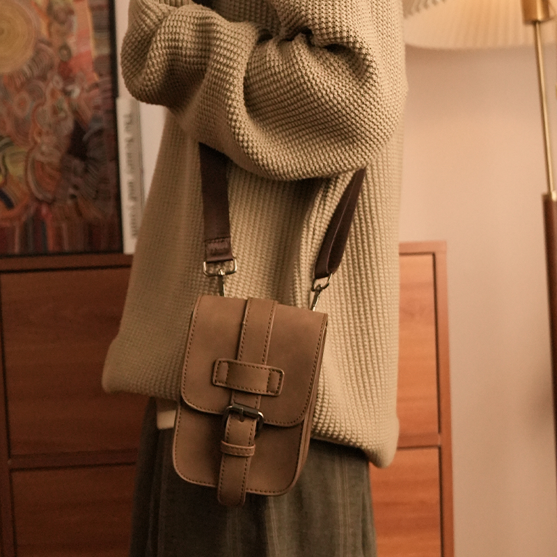 贰狸 日系复古单肩斜跨小皮包手机包男女中性街拍个性搭扣腰包