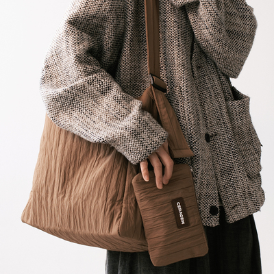 贰狸春夏新款韩式皱褶慵懒帆布包女通勤包包大容量斜挎包水桶包