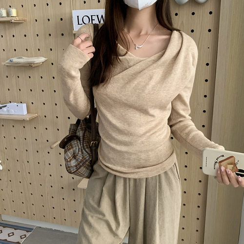 法式荡领长袖打底针织衫女秋侧边褶皱掐腰斜角肩甜辣chic内搭上衣