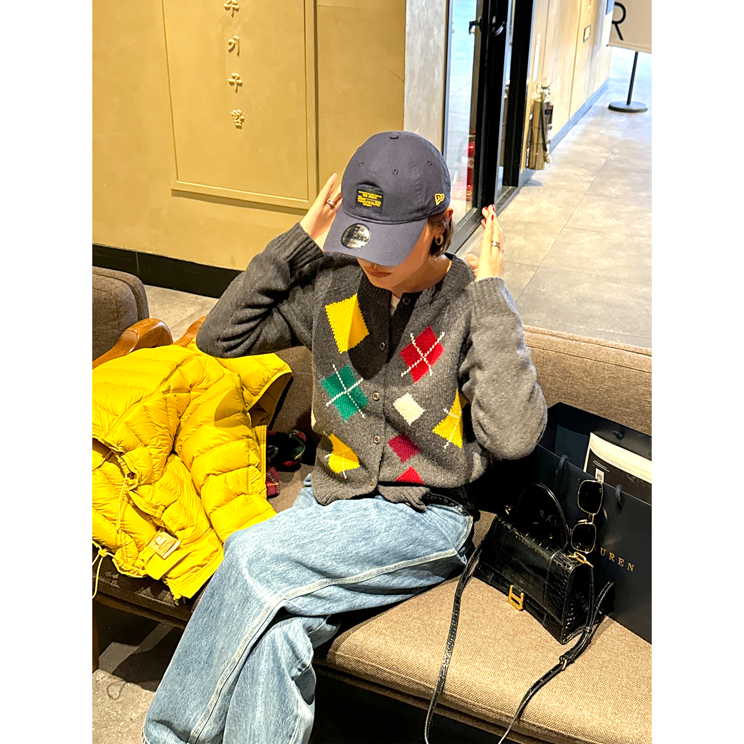 绵羊毛复古撞色菱格开衫毛衣