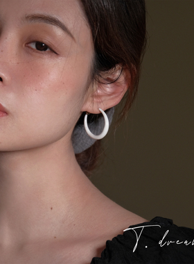 《守望之诗》白色圈圈耳环女小众设计高级耳饰耳钉耳坠2026新款