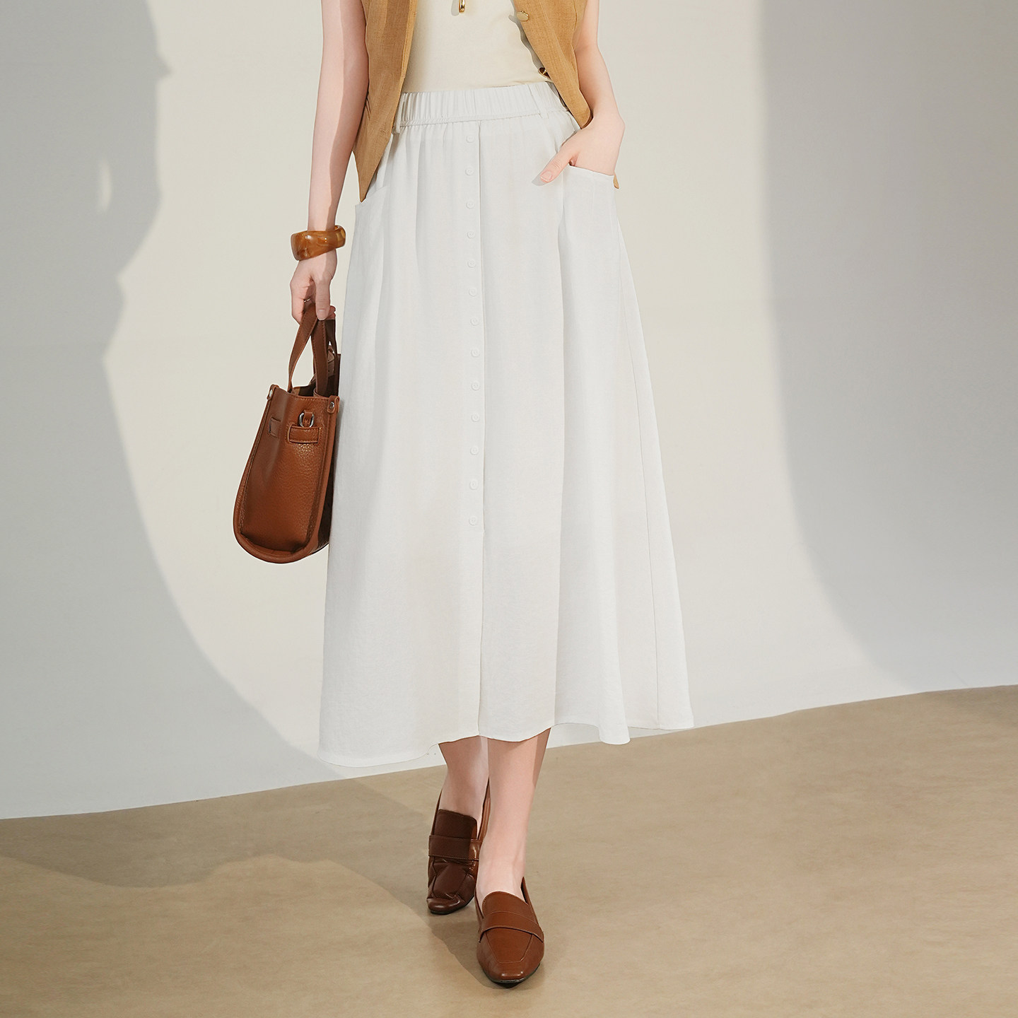简约垂感白色半身裙女春季2026新款高腰显瘦中长款A字裙通勤休闲