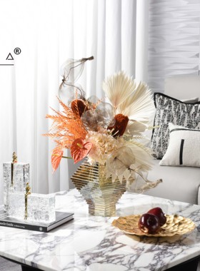 罗曼提轻奢样板间花艺水晶冰纹砖墙金色人物摆件客厅茶几饰品组合